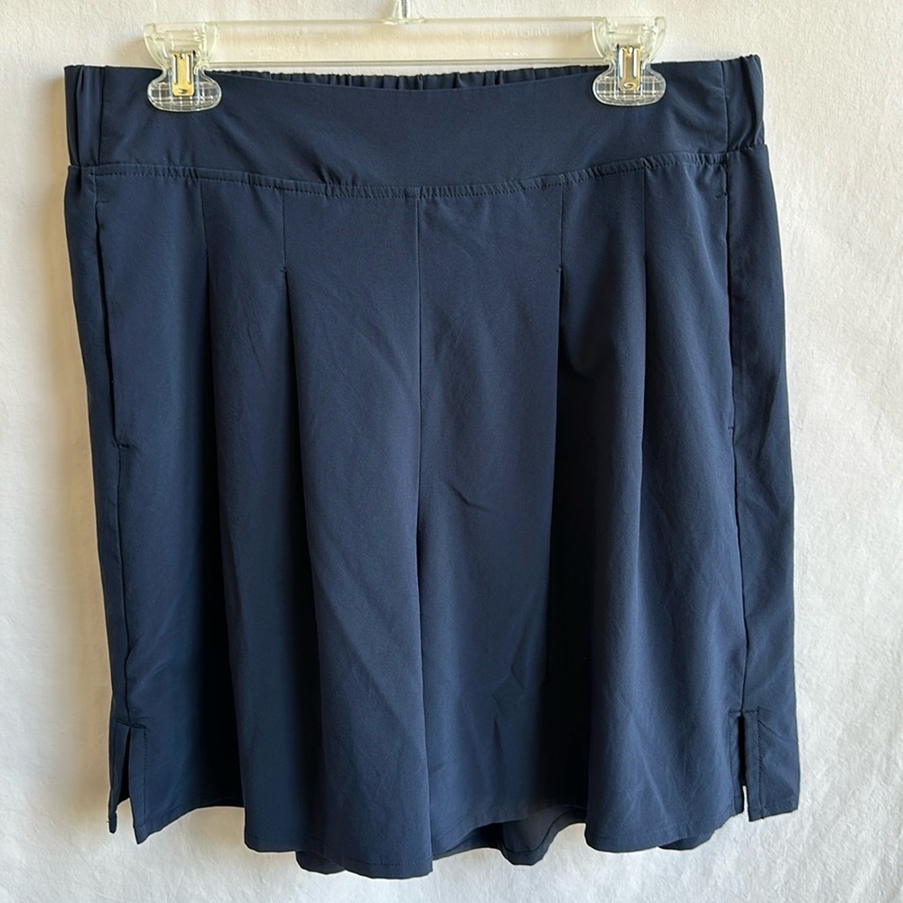 Stylus navy shorts with pleated front, elastic back, size L